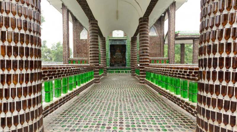 Wat Pa Maha Chedi Kaew, un temple en bouteilles de bières