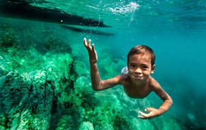 Moken-Boy-Underwater (2)