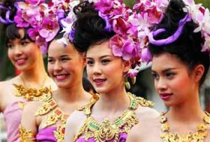 filles-avec-des-fleurs-festival-chiang-mai