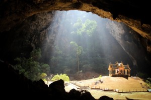 10022817-la-merveilleuse-grotte-de-phraya-nakhon-en-thailande