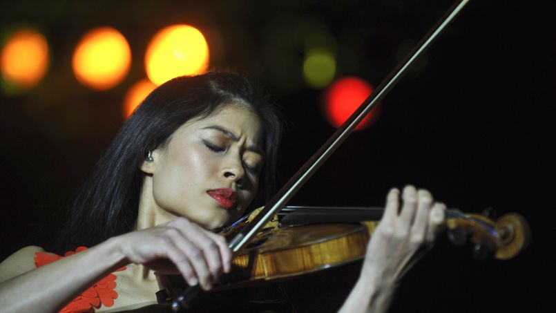 FIL:E - This is a Monday, Oct. 18, 2010 file photo of Internationally renown violinist Vanessa Mae as she performs during her concert in Prague, Czech Republic. The manager of musician Vanessa Mae says the musician will be swapping her violin for skis to compete at the Winter Olympics. Giles Howard says the classical-pop violinist has qualified for the Thai team at the Sochi games. The International Ski Federation published rankings on Monday Jan. 20, 2014 confirming Mae has met the qualifying criteria to compete at Sochi. (AP Photo/CTK, Rene Volfik) ** SLOVAKIA OUT **