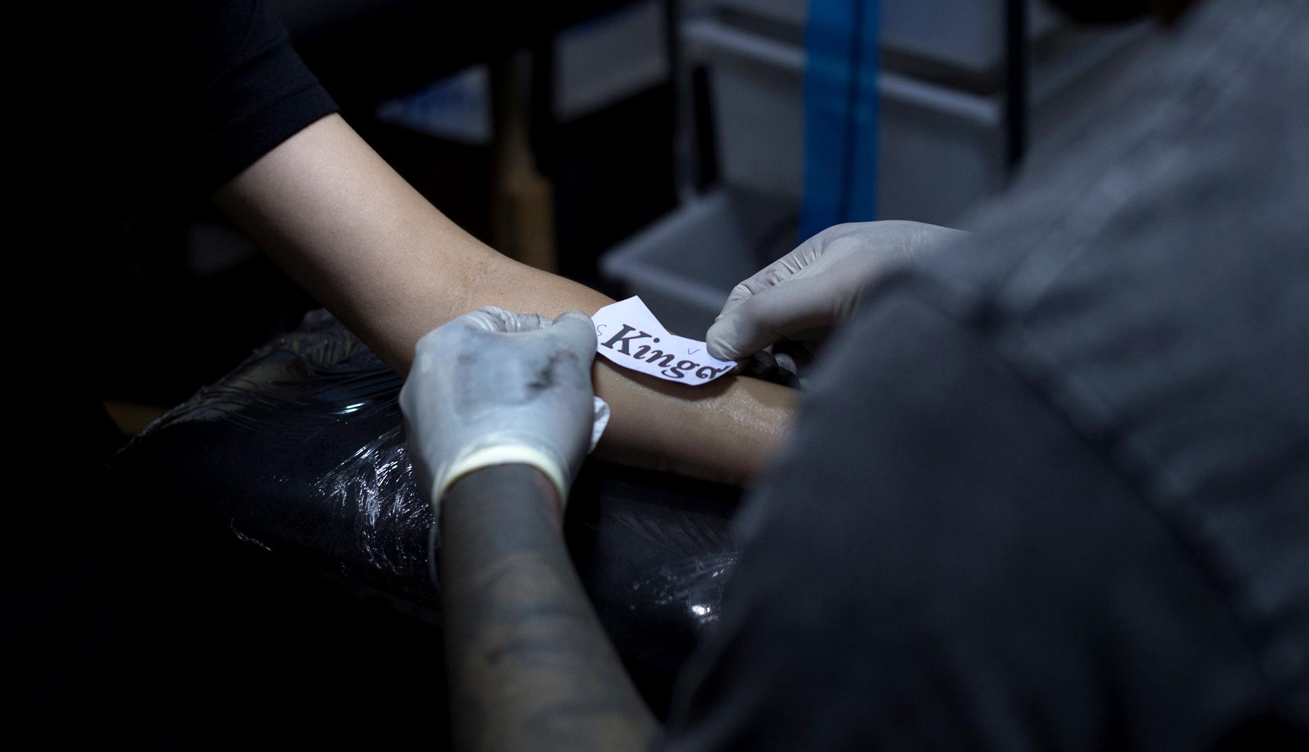 Tatouages du deuil en l’honneur du Roi Rama IX