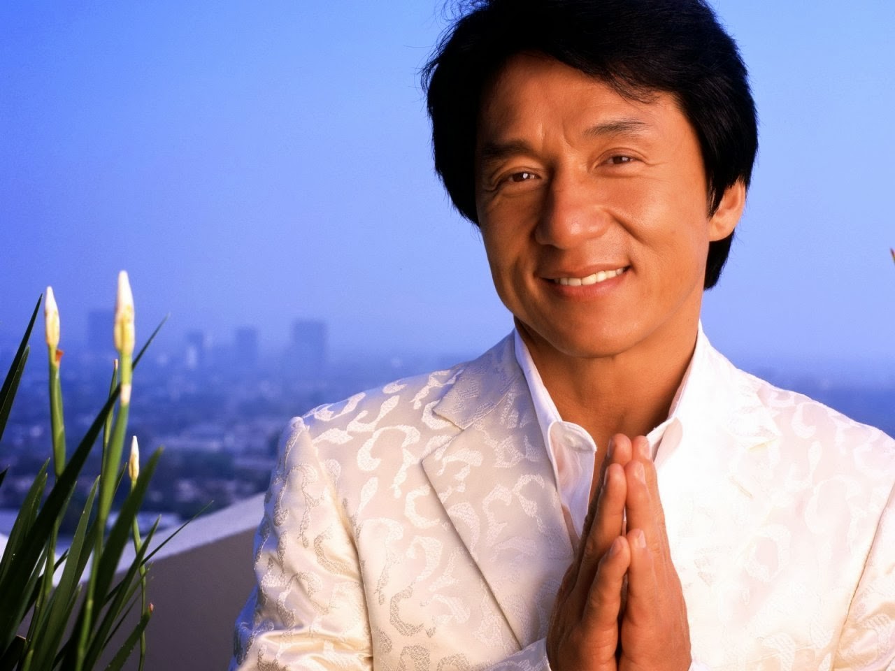 Jackie Chan offre 2.4 millions de bahts aux victimes des inondations