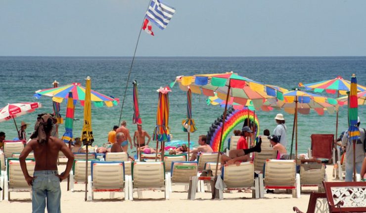 La réouverture de Phuket aux touristes vaccinés est toujours d’actualité