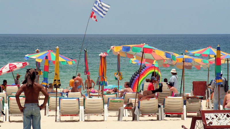 La réouverture de Phuket aux touristes vaccinés est toujours d’actualité