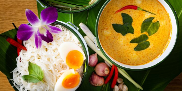 Pourquoi la cuisine thaïlandaise est-elle réputée pour son équilibre parfait de saveurs ?