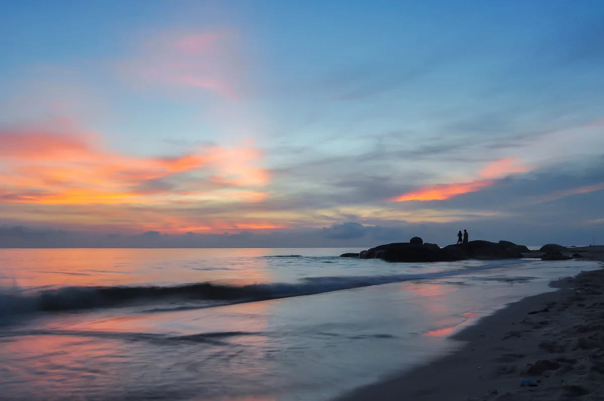 Plage paisible de Hua Hin Thaïlande avec promenade en bord de mer au coucher du soleil