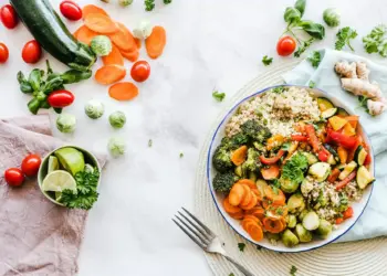 Laab Moo salade de porc haché thaïlandaise épicée avec riz gluant et herbes fraîches