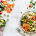 Laab Moo salade de porc haché thaïlandaise épicée avec riz gluant et herbes fraîches