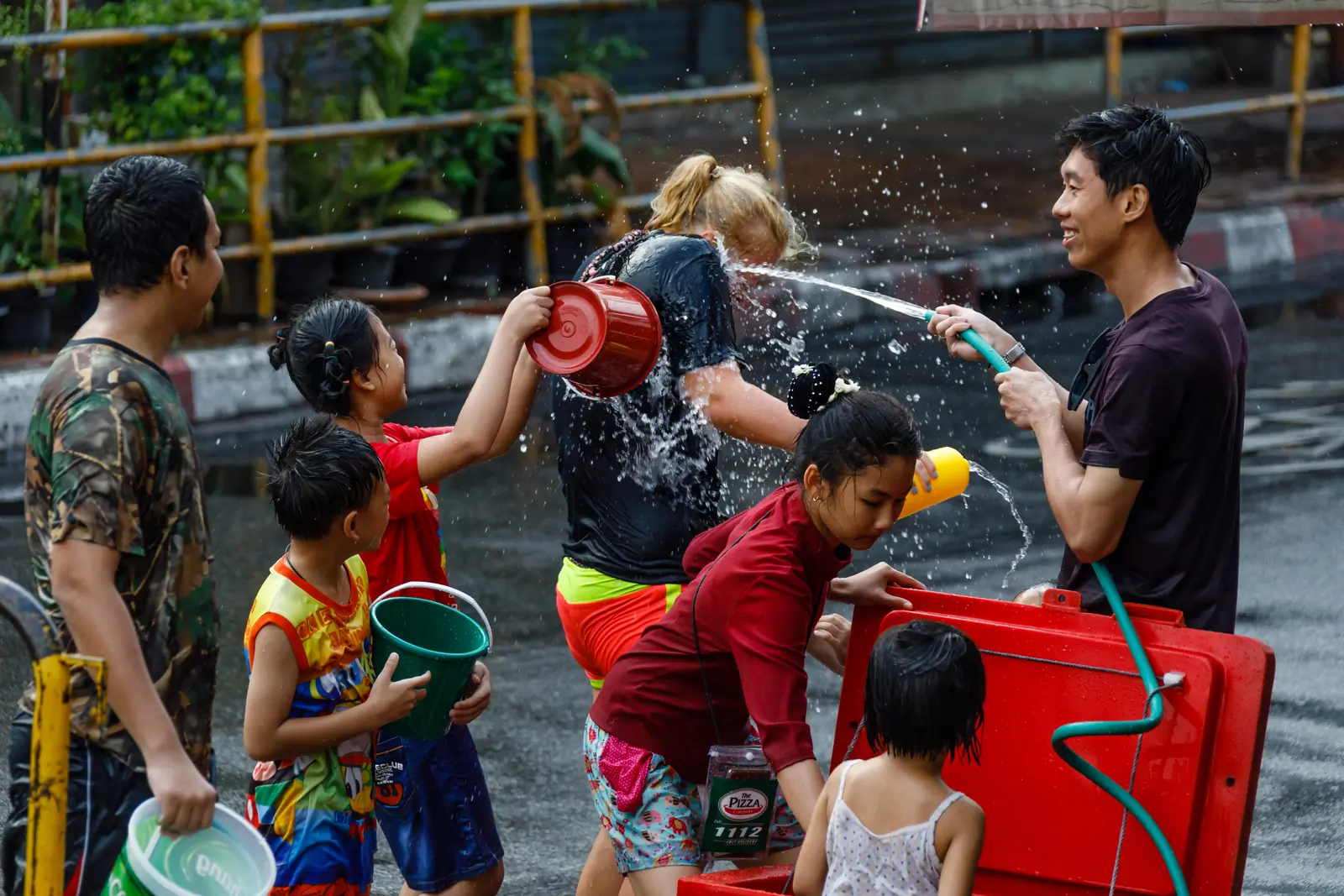 Songkran à Chiang Mai avec foule en liesse pendant la fête de l eau autour de la vieille ville