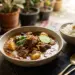 Bol de massaman curry thai au boeuf avec pommes de terre et riz jasmin