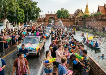 Songkran 2026 a Chiang Mai avec ambiance festive dans la vieille ville
