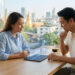 Couple thaïlandais consultant des graphiques sur une tablette avec Bangkok en arrière-plan.