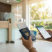 Mains tenant un passeport thaïlandais, une carte bancaire et un smartphone dans une agence bancaire.