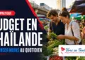 Couple expatrié comparant ses achats sur un marché thaïlandais pour réduire son budget quotidien