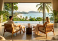 Un couple se relaxe dans une villa de luxe face à une plage paradisiaque en Thaïlande.
