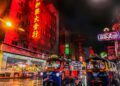 Rue de Bangkok la nuit pour choisir un hotel pas cher ou 5 etoiles