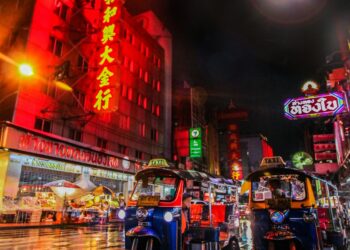 Rue de Bangkok la nuit pour choisir un hotel pas cher ou 5 etoiles