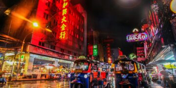 Rue de Bangkok la nuit pour choisir un hotel pas cher ou 5 etoiles