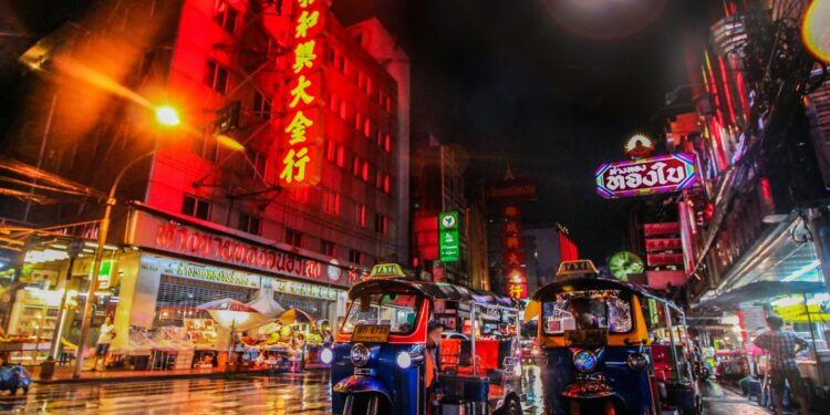 Rue de Bangkok la nuit pour choisir un hotel pas cher ou 5 etoiles