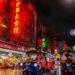 Rue de Bangkok la nuit pour choisir un hotel pas cher ou 5 etoiles