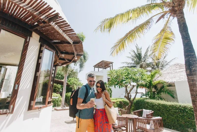Couple expatrié en Thaïlande étudiant une assurance de prêt immobilier en France