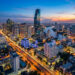 Vue aérienne nocturne spectaculaire des gratte-ciel de Bangkok avec le fleuve Chao Phraya et les lumières de la ville.