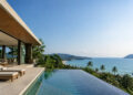Une villa moderne avec piscine à débordement donnant sur une plage tropicale et l'océan en Thaïlande.