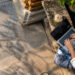 Vue de dessus d'une personne travaillant sur un ordinateur portable à côté d'une noix de coco en Thaïlande.